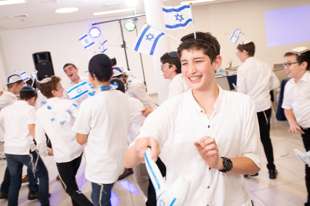 נער בר מצווה עם דגל ישראל
